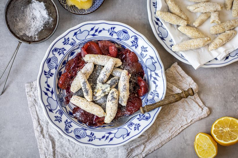 Egészséges túrósnudli mákkal és szilvamártással