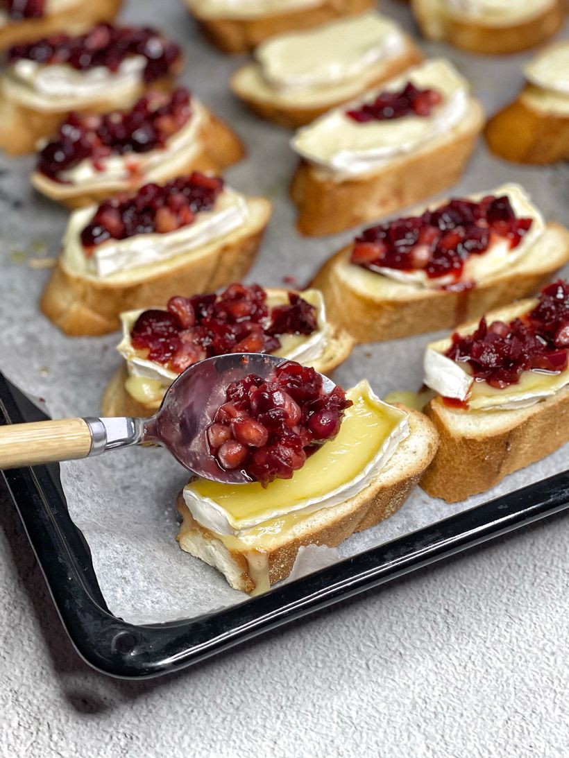 Bruschetta s hermelínem a brusinkami