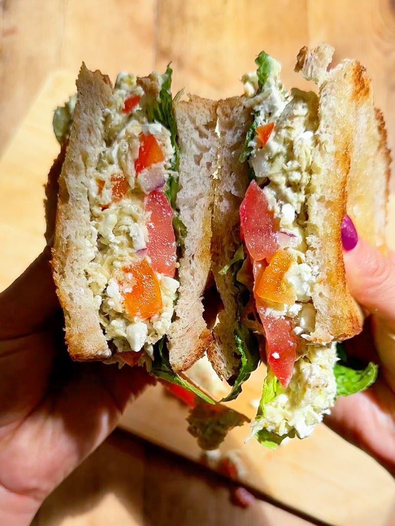 Kuřecí sandwich s pestem a fetou