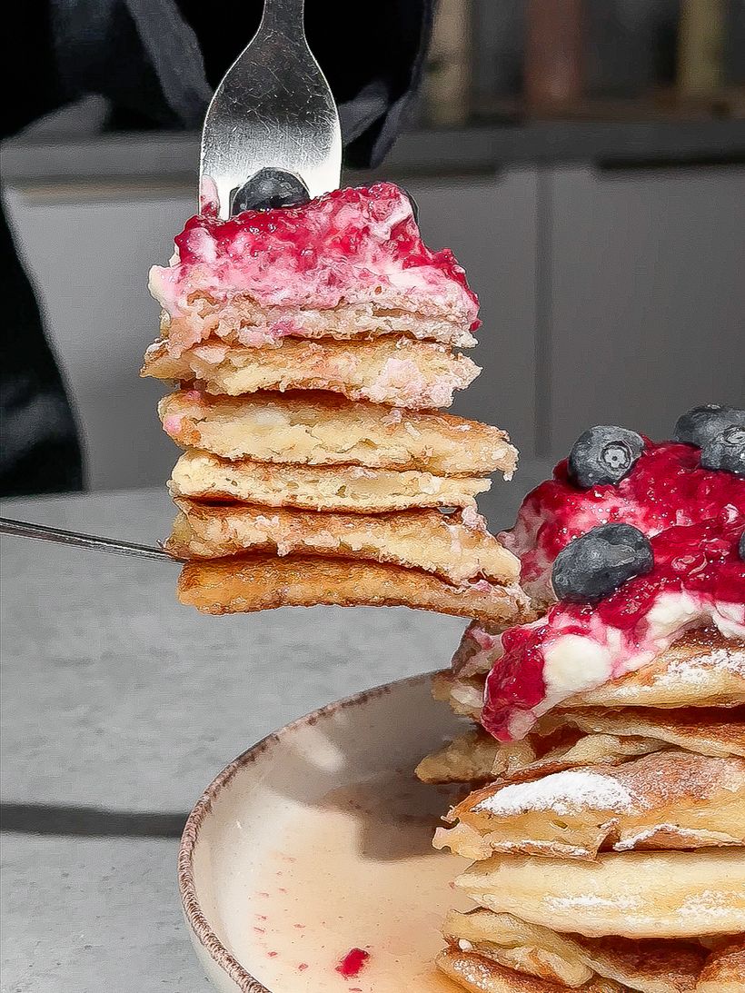 Cottage-Pfannkuchen mit Quark und Marmelade