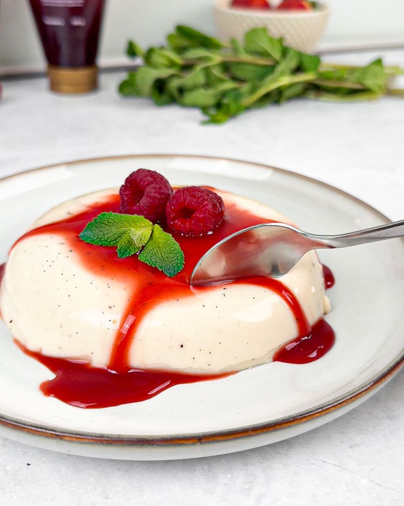 Proteinová panna cotta s malinami