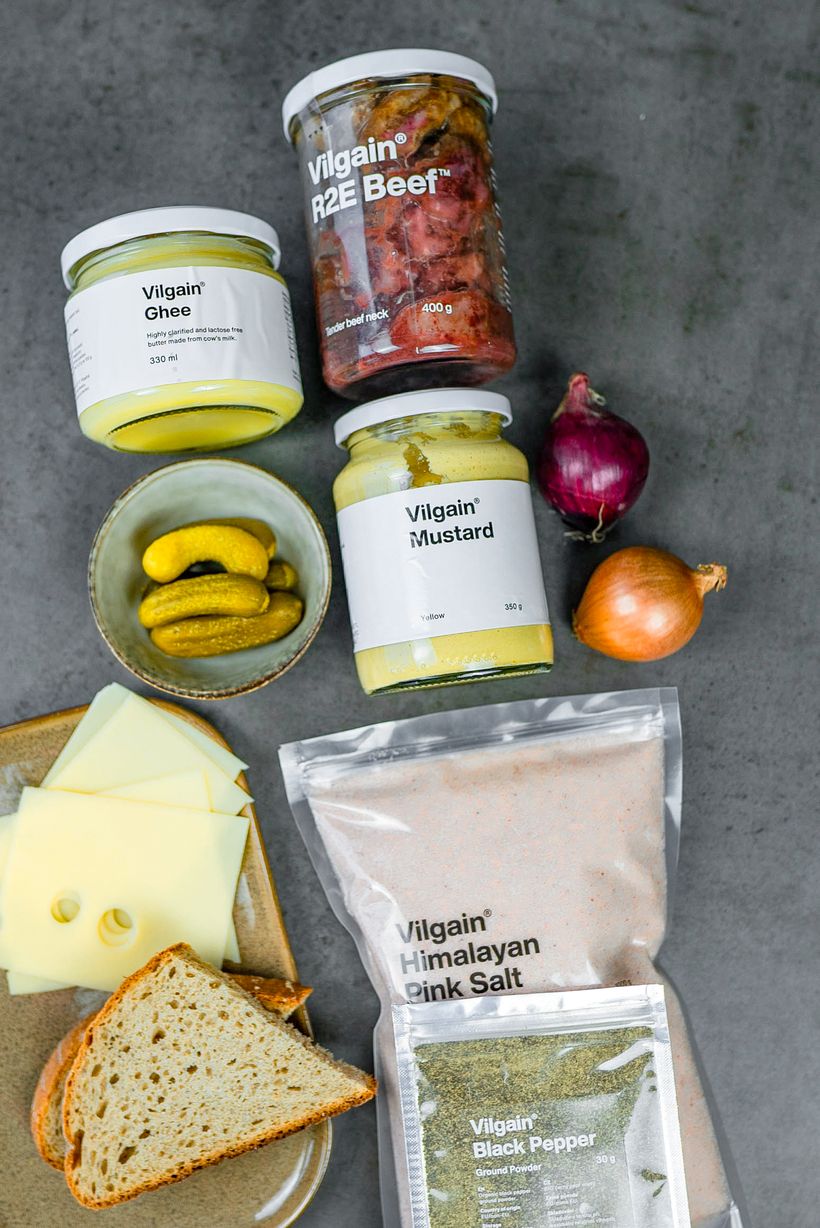 Domácí Reuben sandwich s hovězím masem a opečenou cibulkou