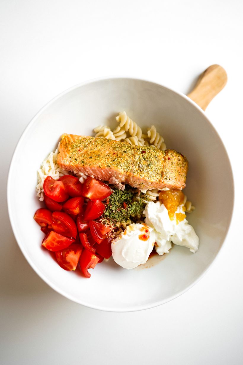 Teplý těstovinový salát s pečeným lososem a fetou