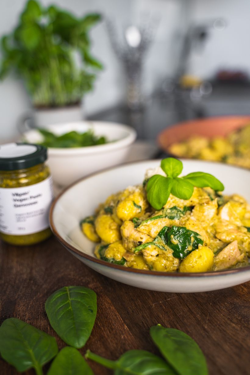 Gnocchi cu pui și pesto de busuioc