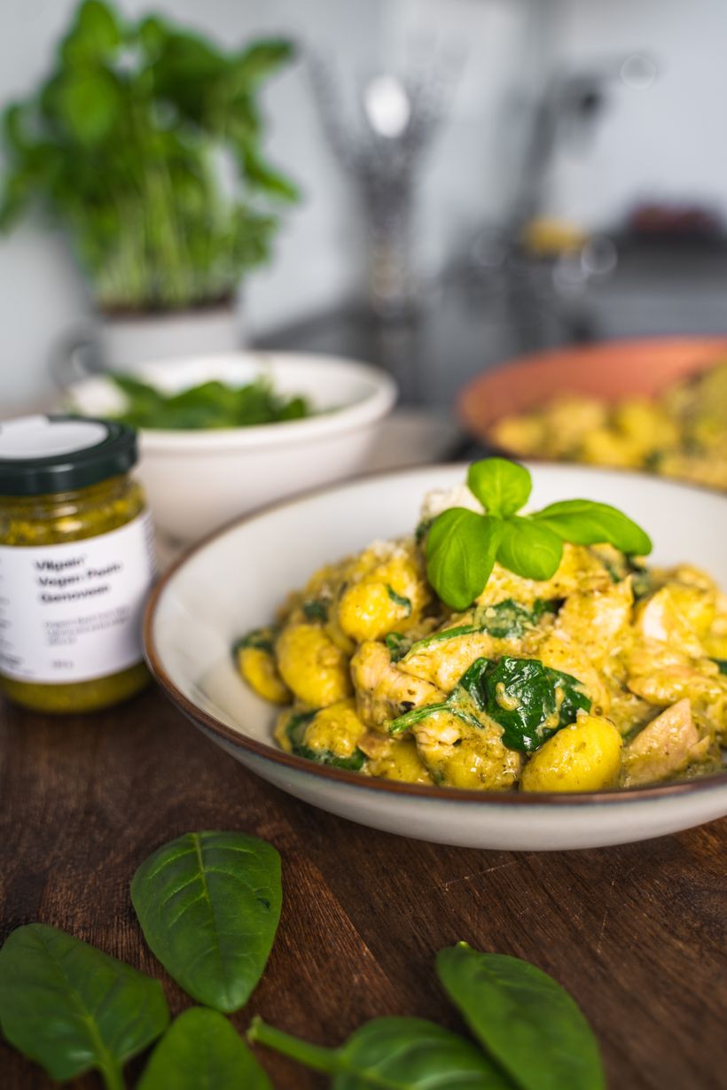 Hähnchen-Gnocchi-Pfanne mit grünem Pesto