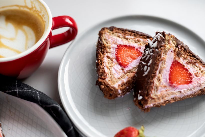 Pyramidenkuchen mit Quark und Erdbeeren