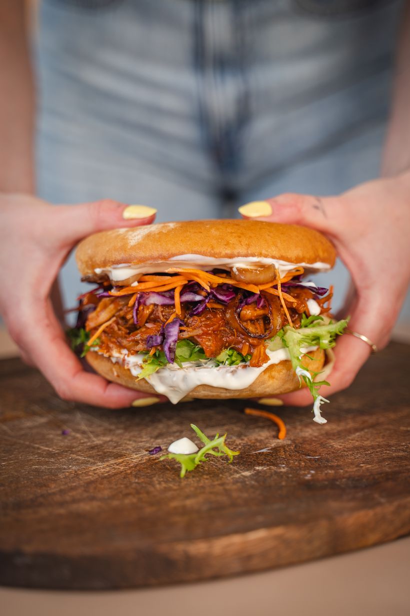 Burger z szarpaną wieprzowiną