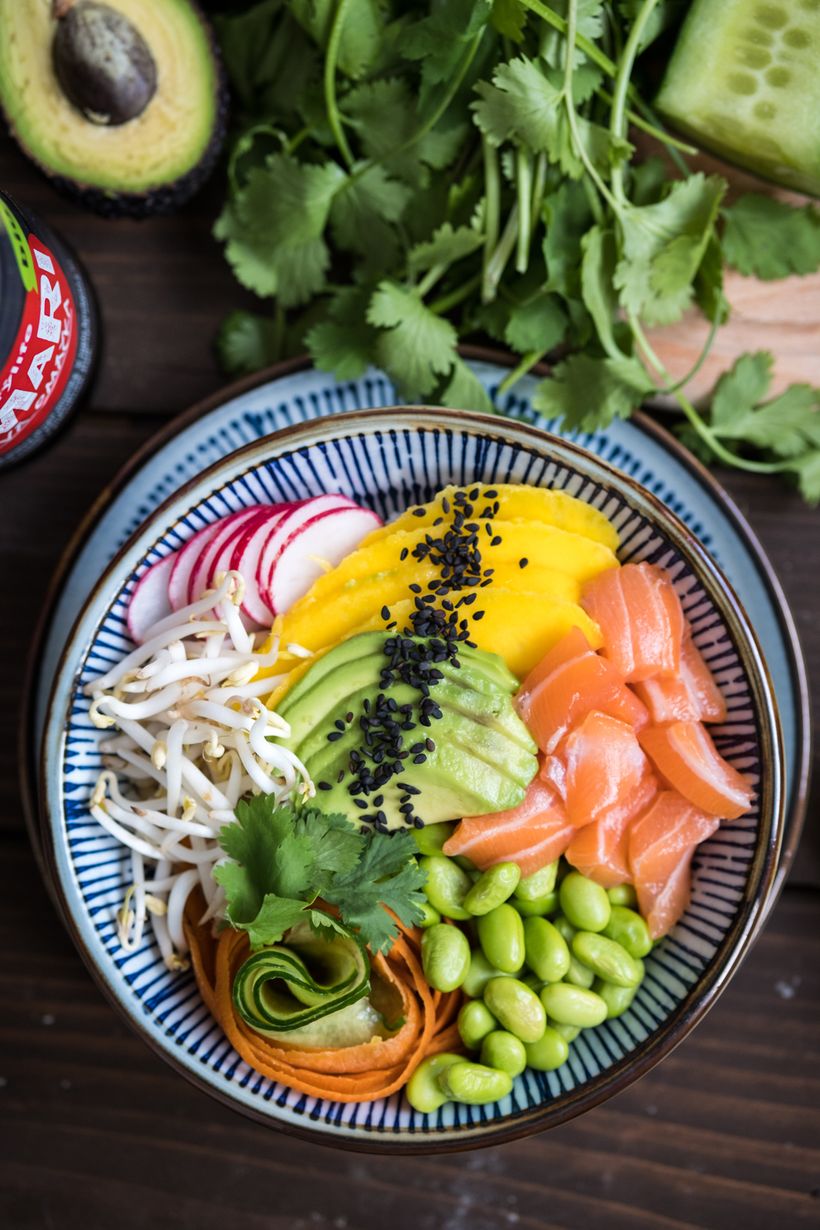 Poke bowl z łososiem, mango, awokado i serem