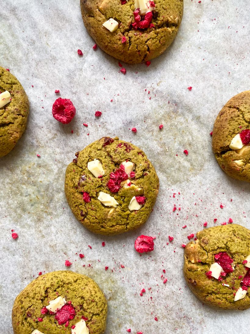 Matcha-Kekse mit Himbeeren und weißer Schokolade