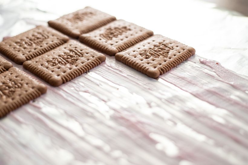 Pyramidenkuchen mit Quark und Erdbeeren