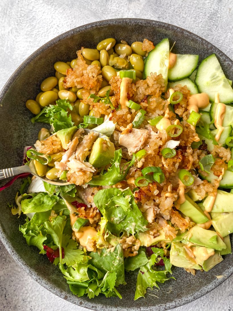 Salat mit Wildlachs und knusprigem Reis