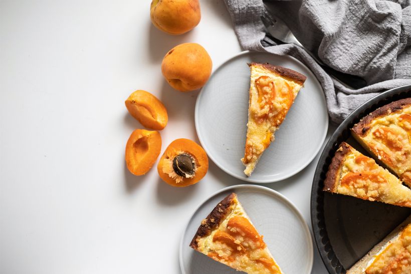 Sezónny kysnutý koláč s marhuľami a tvarohom