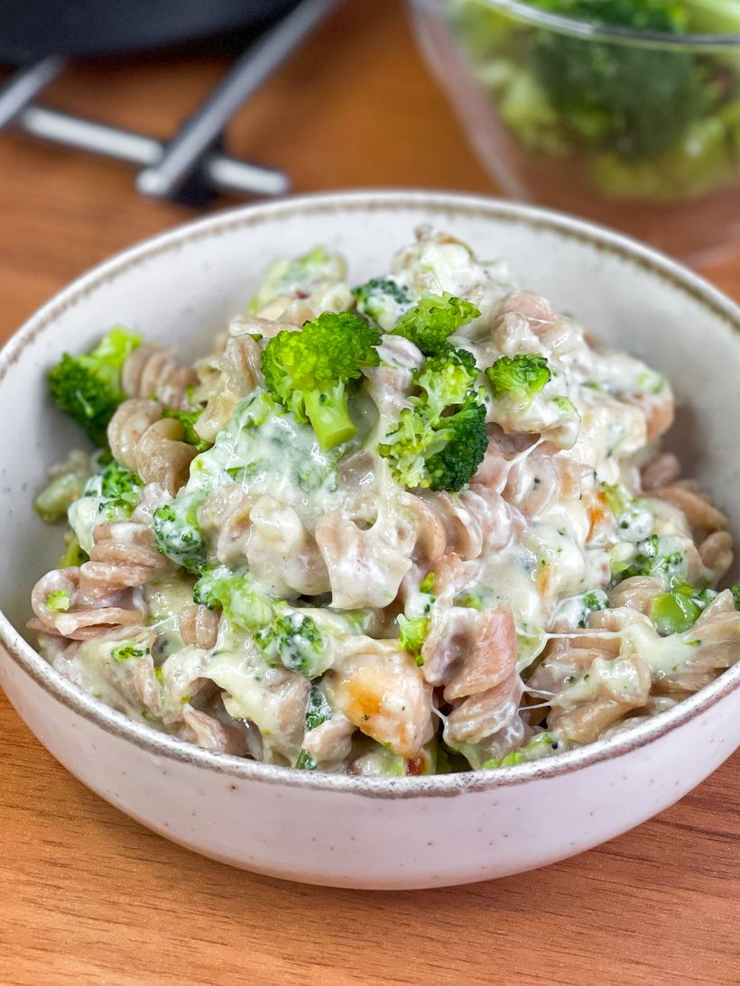 Krémové těstoviny se sýrovou omáčkou a brokolicí