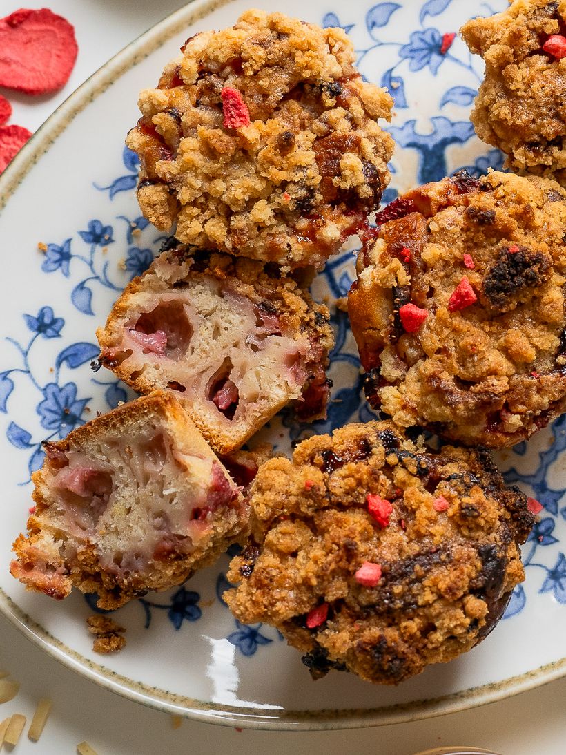 Jahodové muffiny z podmáslí s drobenkou