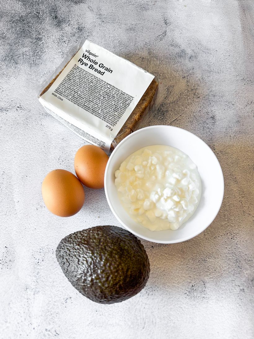 Raňajková miska s cottage syrom, avokádom a vajcom