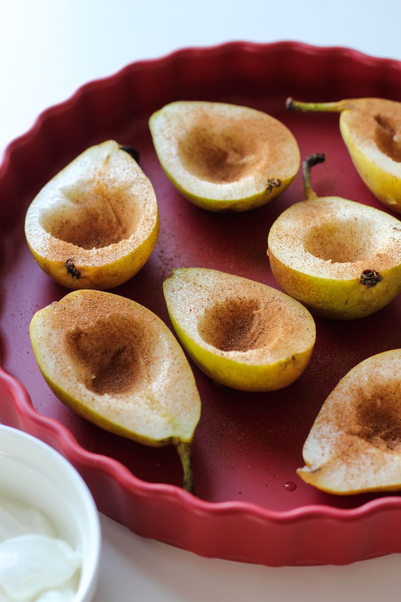 Pečené hrušky s řeckým jogurtem a ořechy