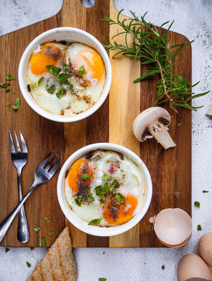 Zapečené vajcia so šunkou a zeleninou