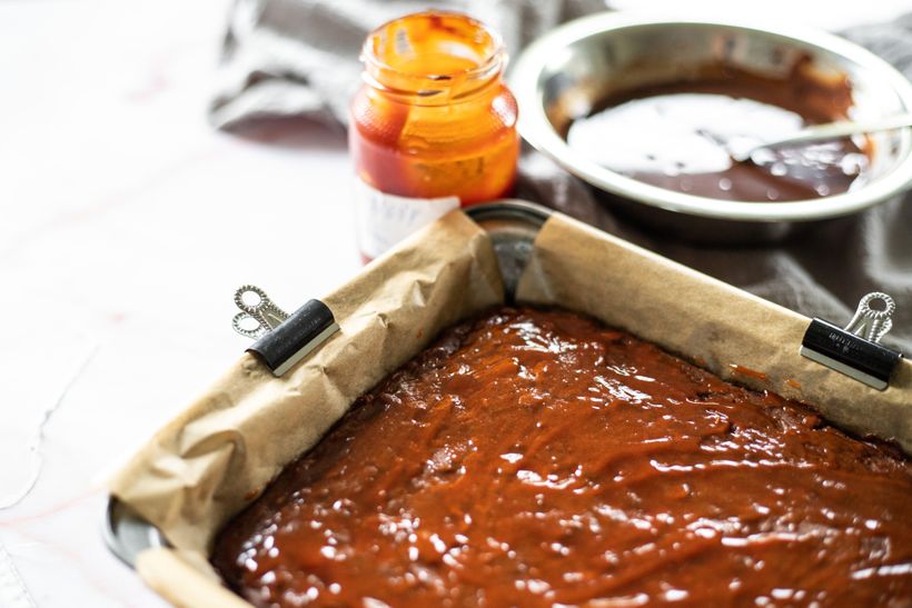 Šťavnatý jablkový koláč s čokoládovou polevou ganache