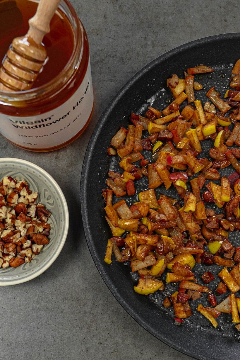 Kokosová panna cotta s jablkem, hruškou a ořechy