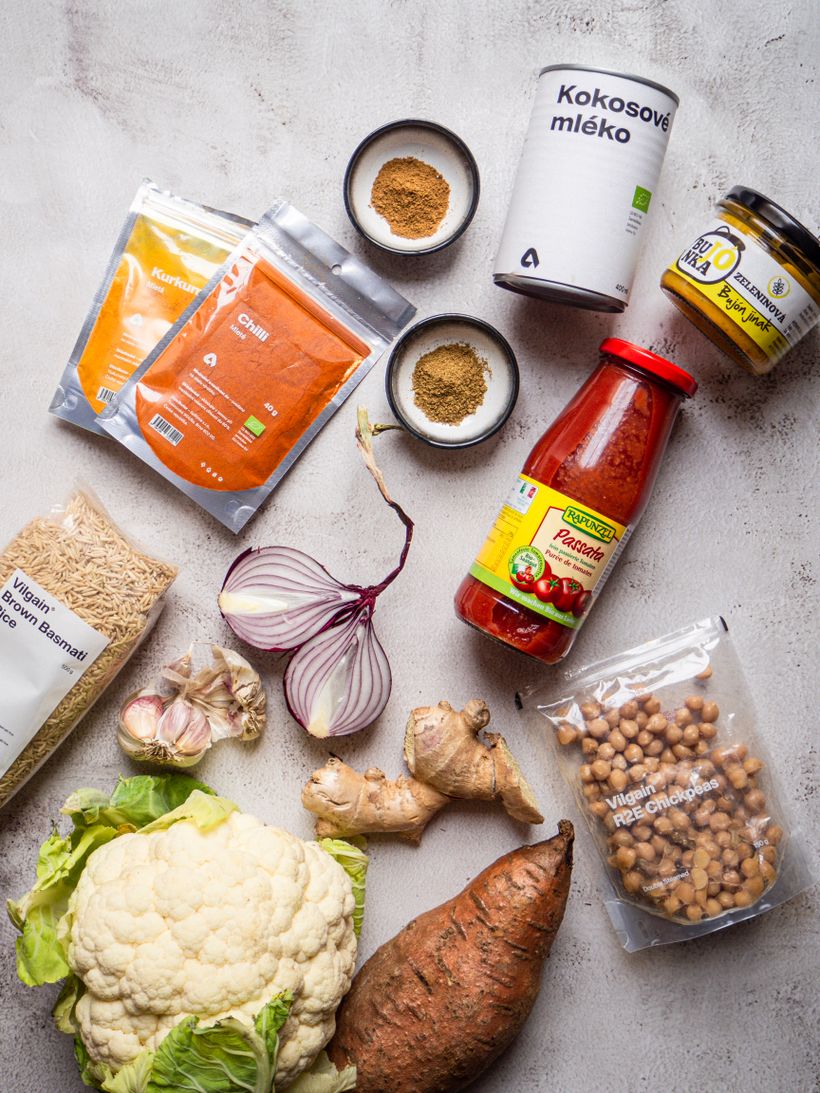 Cizrnový dhal s květákem a batáty