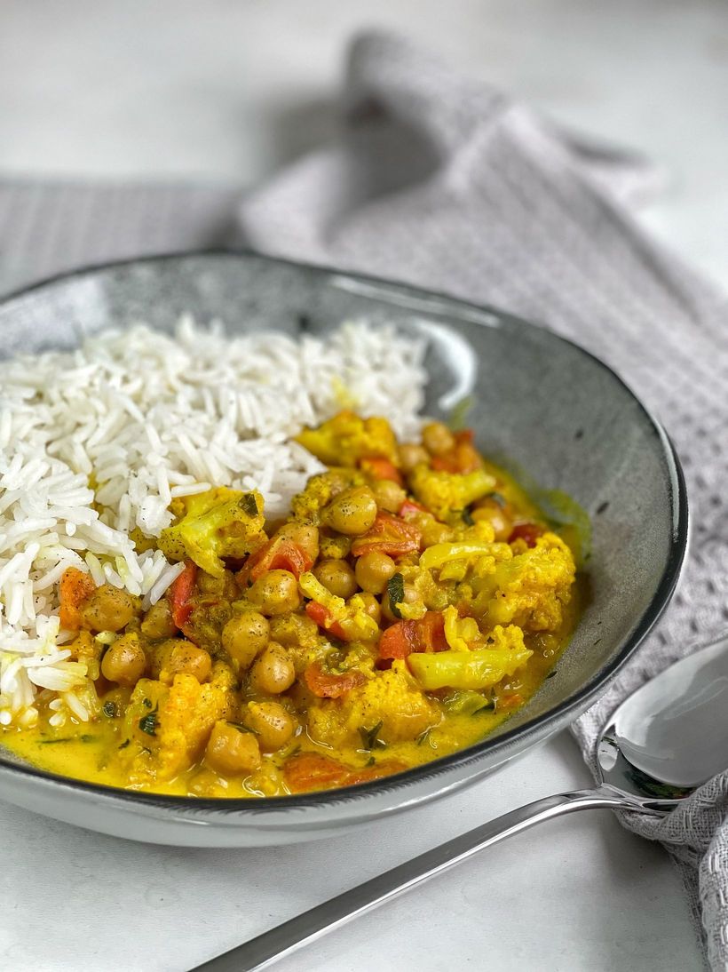 Květákové kari s cizrnou a kokosovým mlékem