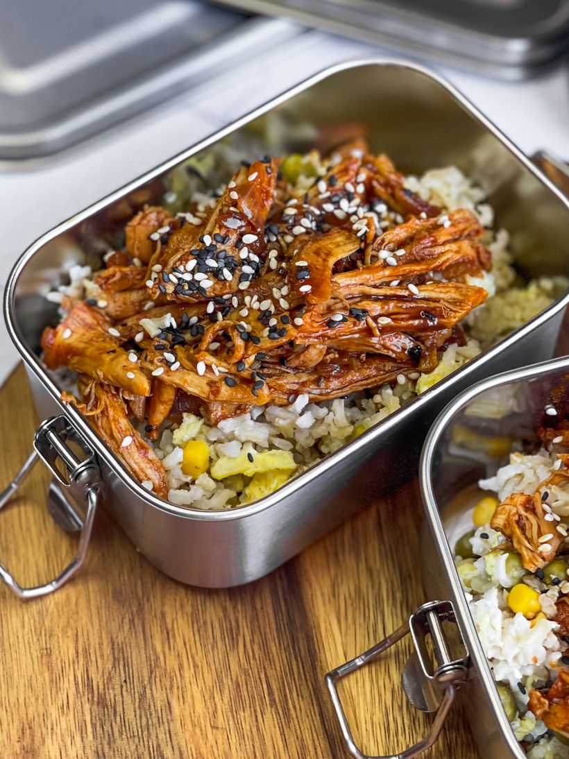 Trhané kuracie mäso s ryžou a pad thai omáčkou