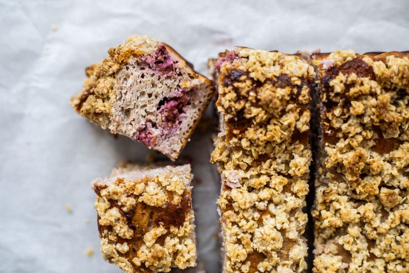 Nadýchaný jogurtový koláč s lesním ovocem a ovesnou drobenkou