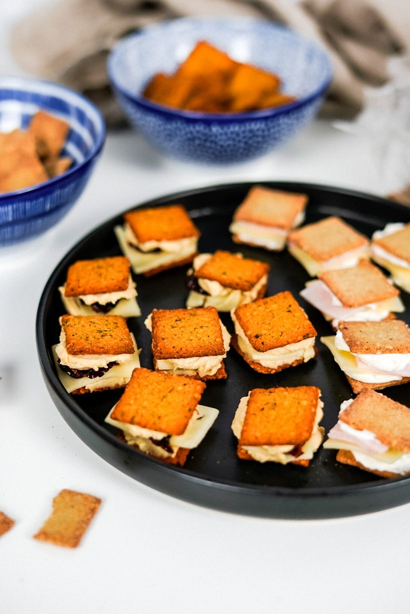Cracker sandwiches s hummusem a sýrem