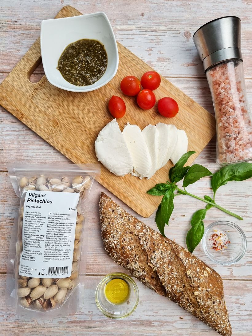 Bageta s bazalkovým pestom a mozzarellou