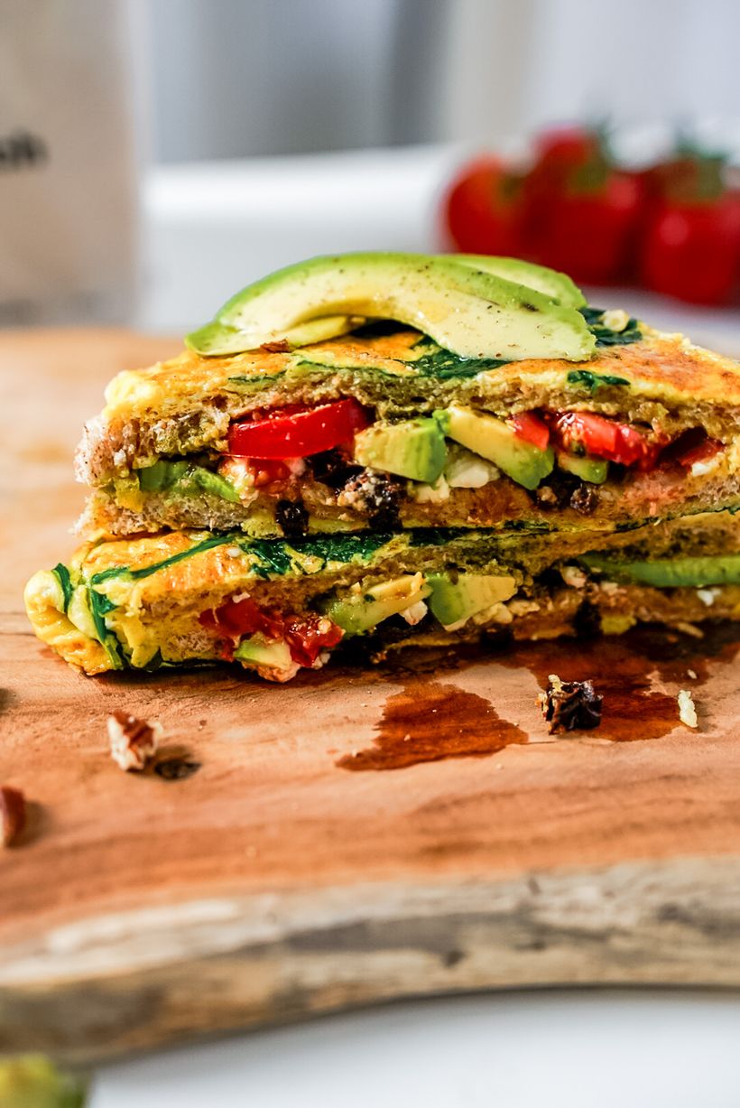 Vegetariánsky sendvič s avokádom a syrom feta