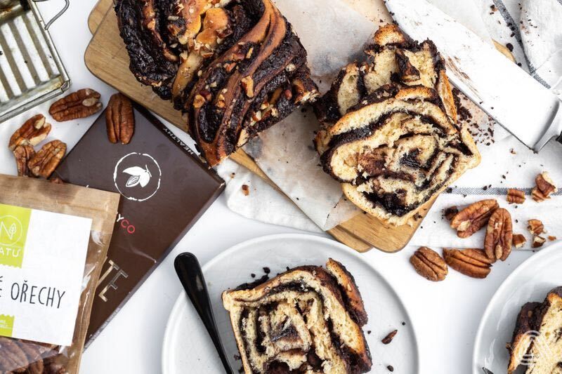 Čokoládový pletenec s pekanovými orechmi