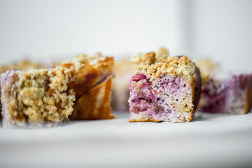 Nadýchaný jogurtový koláč s lesním ovocem a ovesnou drobenkou