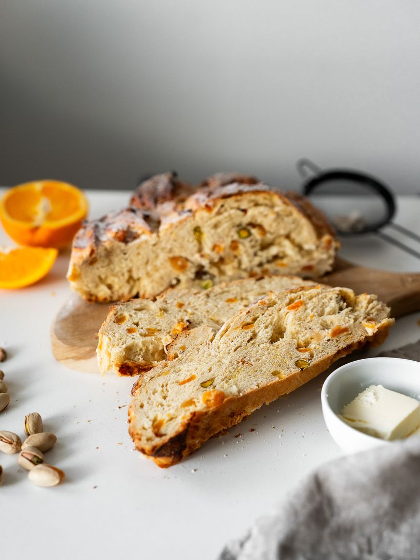 Osterbrot mit Aprikosen und Pistazien