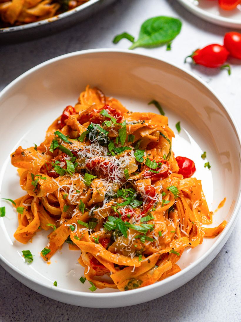 Krémové rajčatové těstoviny z jedné pánve