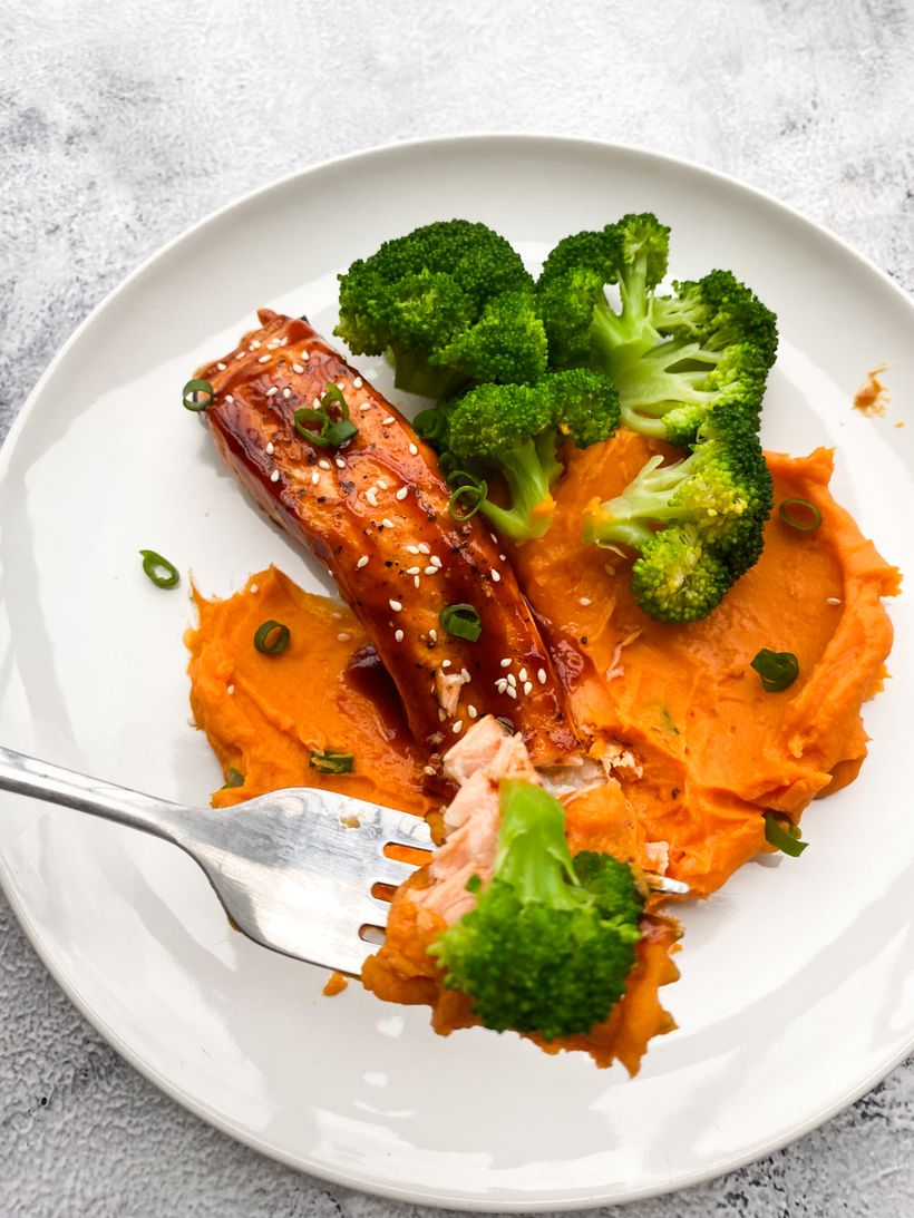 Pečený losos s batátovým pyré a brokolicí
