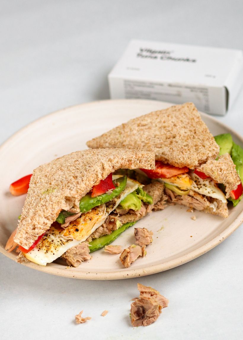 Tuňákový sandwich s vejcem, tahini a avokádem