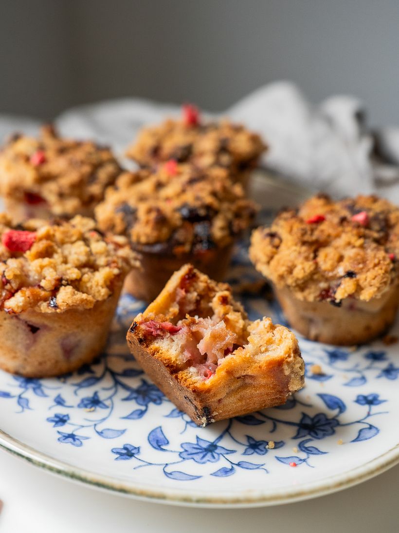 Jahodové muffiny z podmáslí s drobenkou