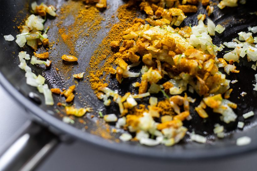 Rajčatovo-cirznové kari s tofu a rýží