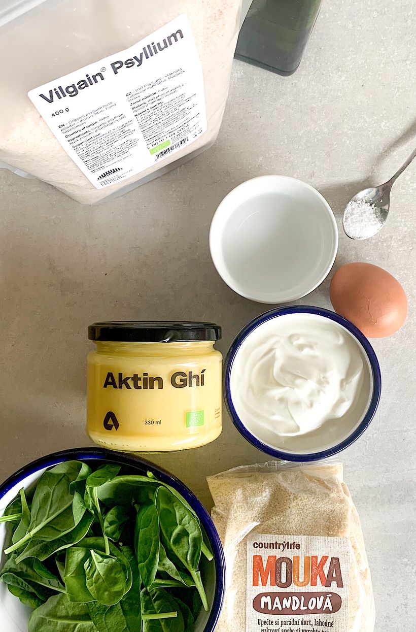 Bezlepkový lowcarb slaný koláč so špenátom, šampiňónmi a kyslou smotanou
