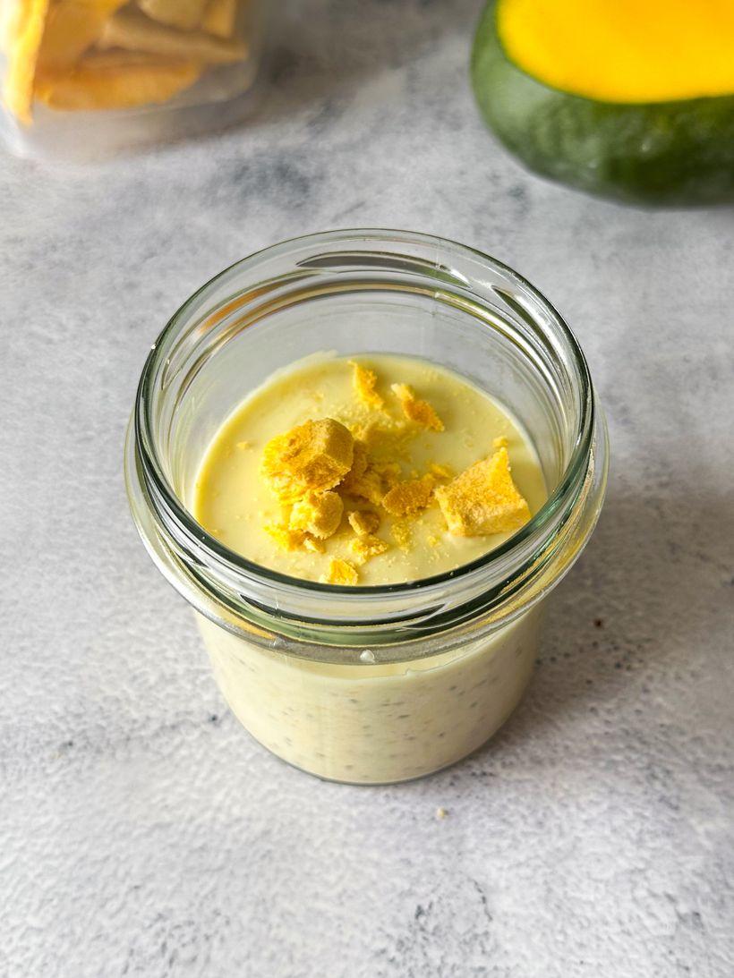 Mangové overnight oats s bílou čokoládou