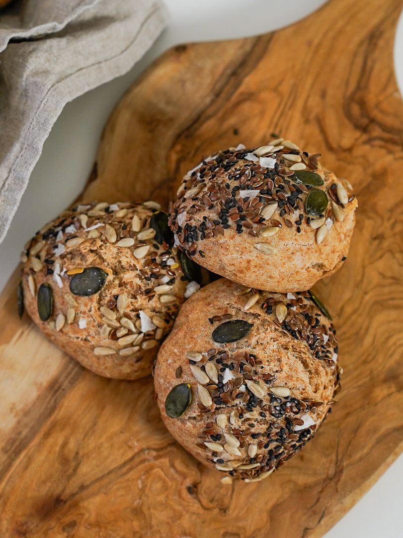 Hausgemachte Hefebrötchen mit Körnern
