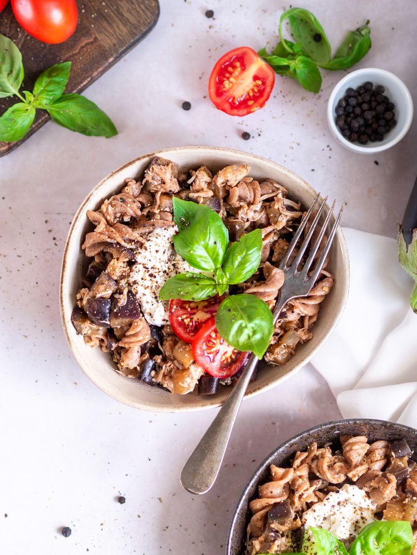 Letní těstoviny s lilkem a krůtím masem