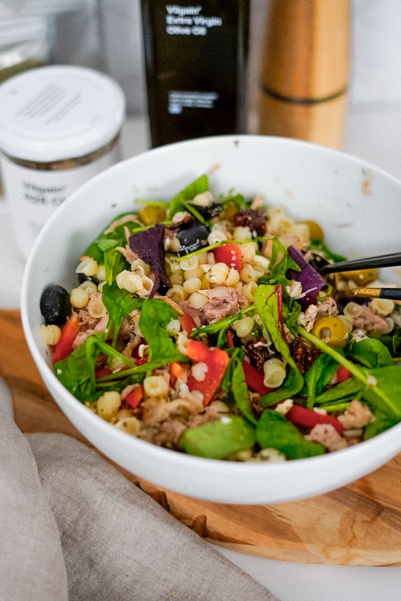 Cestovinový šalát s kuracím mäsom a sušenými paradajkami