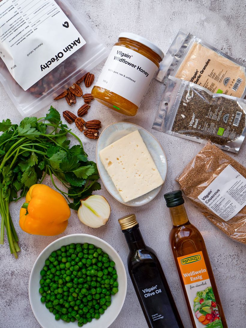 Frühlingssalat mit Couscous und Balkankäse