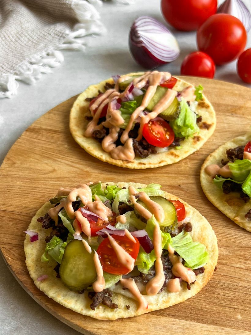 Pizza cu cheeseburger în friteuza cu aer cald