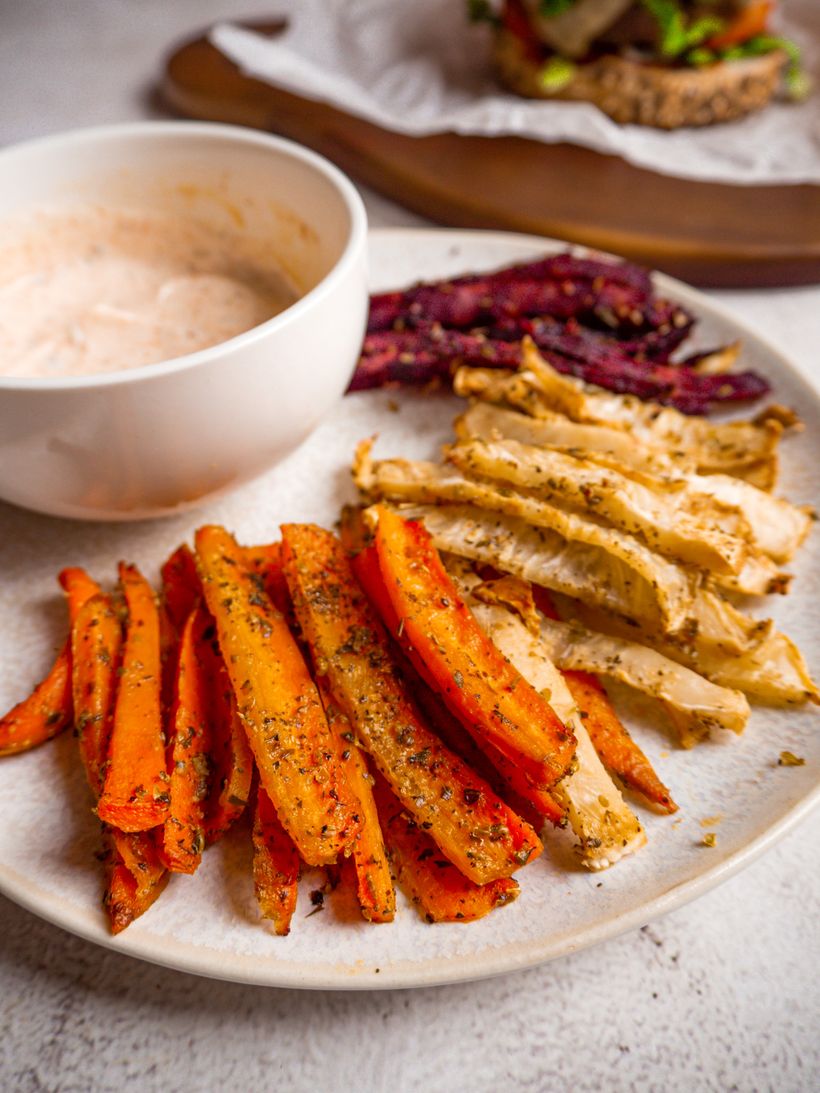 Gemüse-Pommes aus dem Ofen mit Knoblauch-Dip