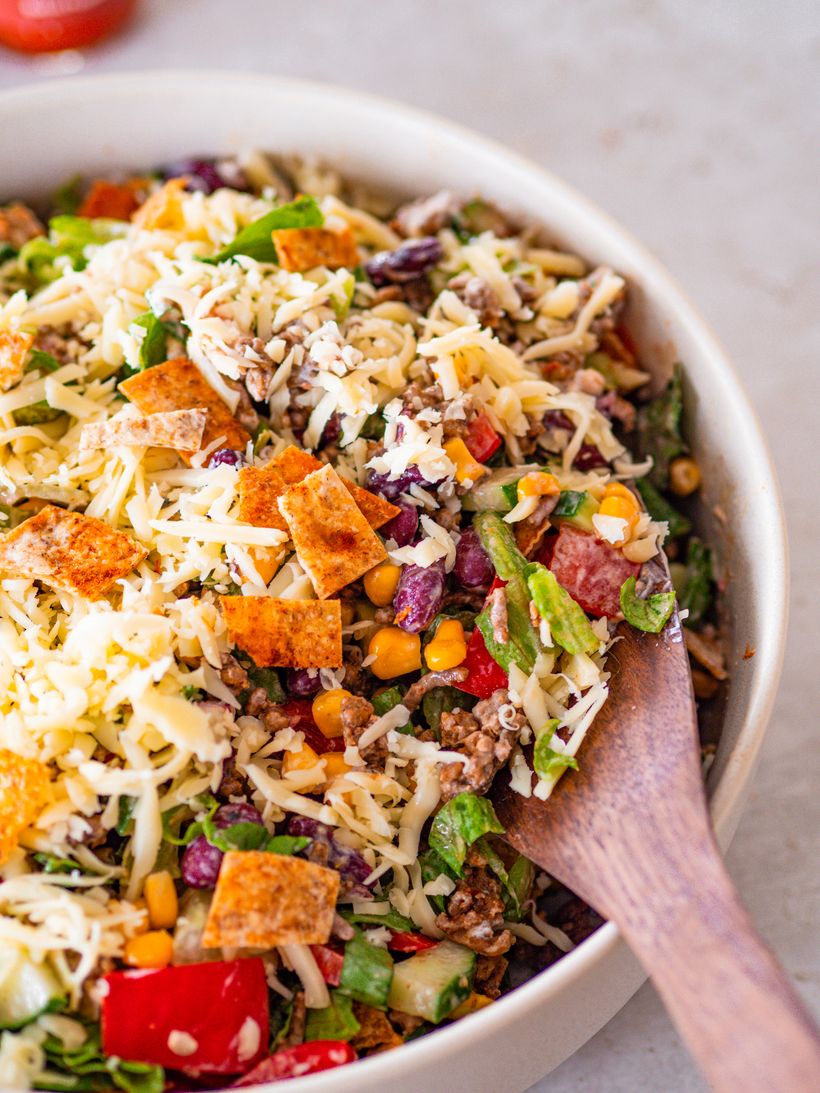 Burrito salát s hovězím masem a tortilla chips