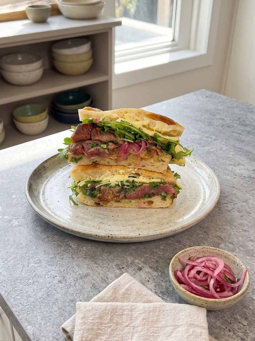 Hovězí focaccia sandwich s chimichurri omáčkou