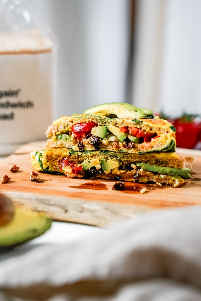 Vegetariánsky sendvič s avokádom a syrom feta