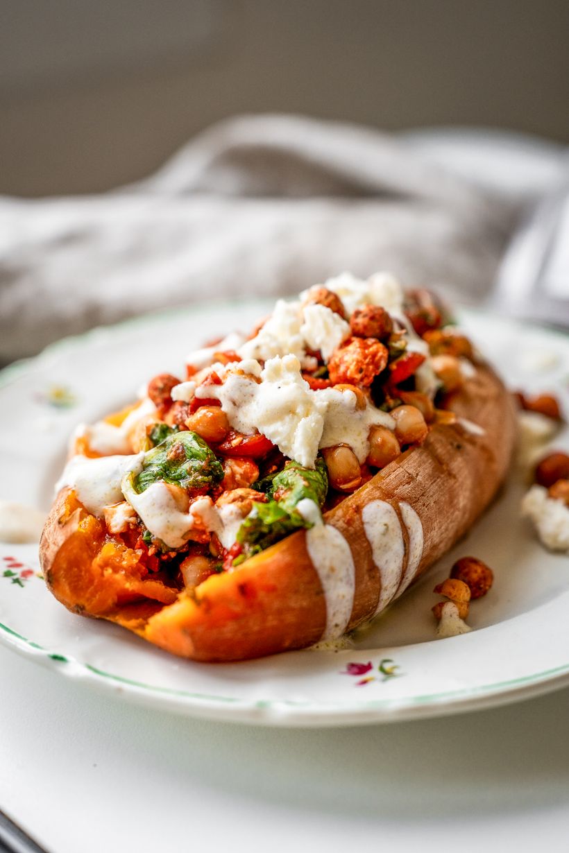 Plněné batáty se salátem a fetou